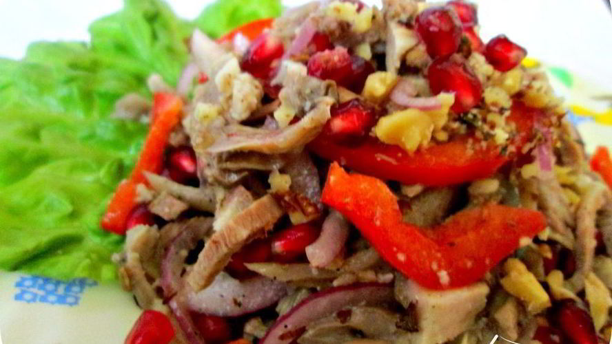 Рецепт мясного салата с гранатом и орехами
