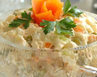 Оливье с кисло-сладкими яблоками