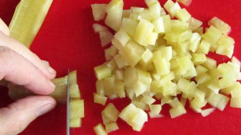 оливье с кисло-сладкими яблоками