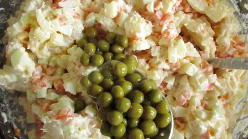 оливье с кисло-сладкими яблоками