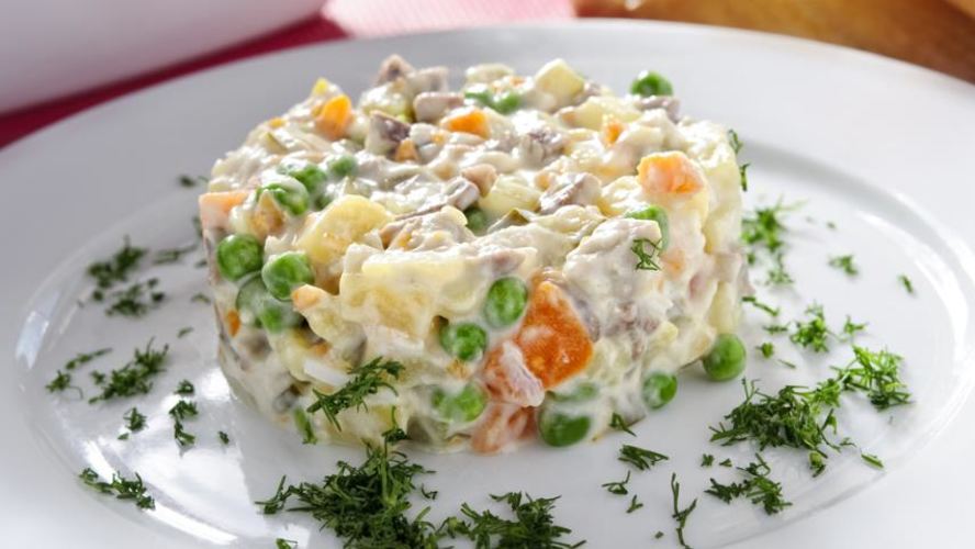 Рецепт салата оливье с говядиной и свежими огурцами