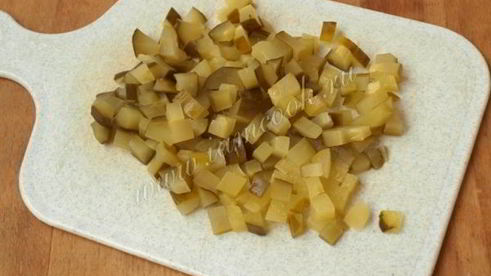 салат оливье с колбасой