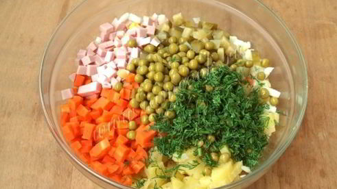 салат оливье с колбасой