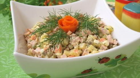 салат оливье с колбасой