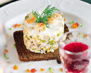 Салат Оливье с копченой курицей и креветками