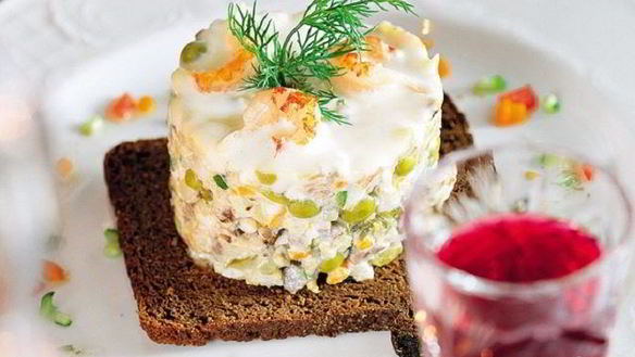 Рецепт Салата Оливье с копченой курицей и креветками