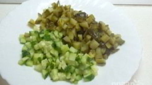 салат оливье с копченой курицей и креветками