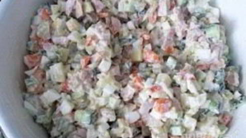 салат оливье с копченой курицей и креветками