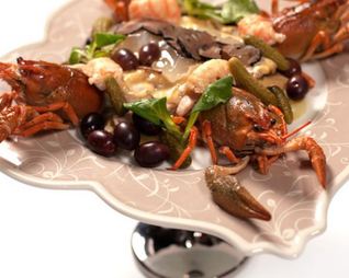 Салат Оливье с перепелиным мясом, раковыми шейками и трюфелем