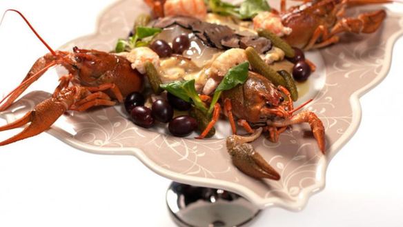 Рецепт Салата Оливье с перепелиным мясом, раковыми шейками и трюфелем