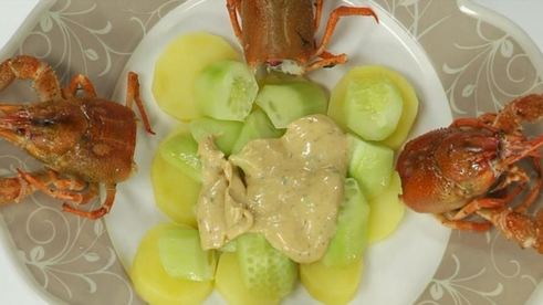 салат оливье с перепелиным мясом, раковыми шейками и трюфелем