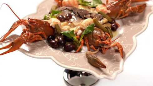 салат оливье с перепелиным мясом, раковыми шейками и трюфелем