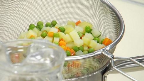 салат оливье с раковыми шейками