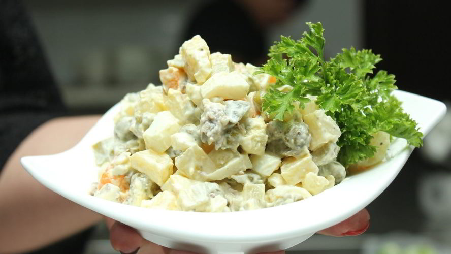 Рецепт салата оливье со свининой