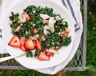 Оригинальный салат с клубникой