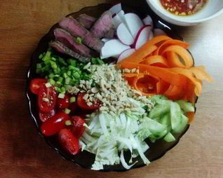 Острый овощной салат с говядиной