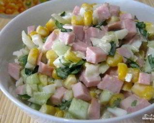 Простой салат с вареной колбасой