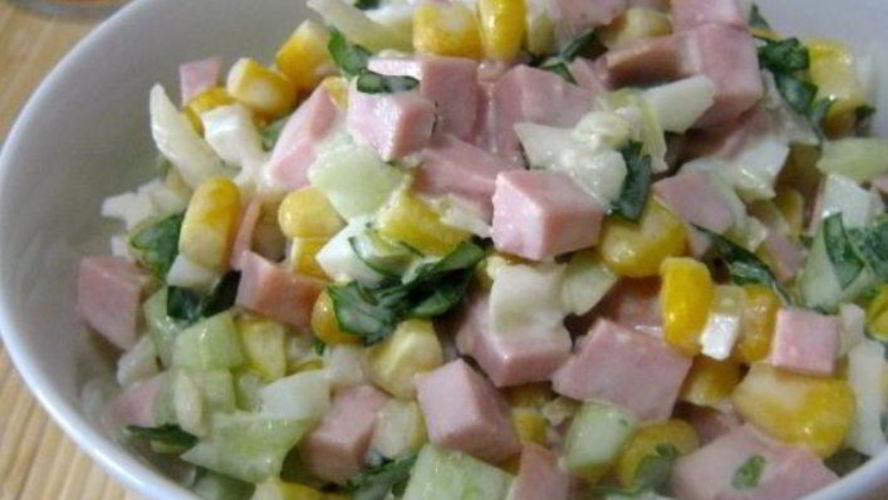 Рецепт простого салата с вареной колбасой