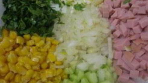 простой салат с вареной колбасой