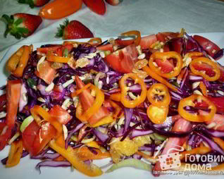 Салат Безумство с красной капустой, клубникой и