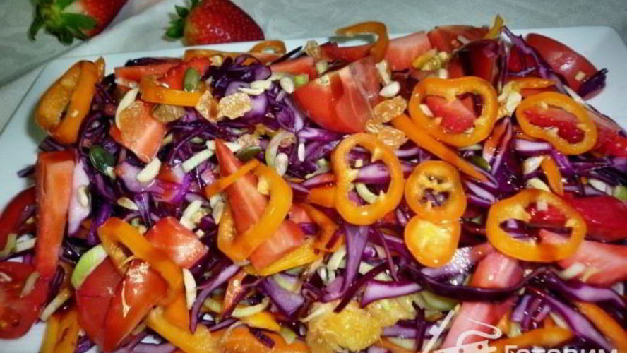 Рецепт салата безумство с красной капустой, клубникой и