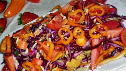 салат безумство с красной капустой, клубникой и