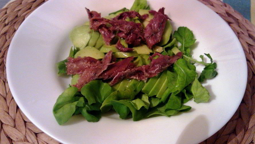 Рецепт салата из авокадо, рукколы и анчоусов