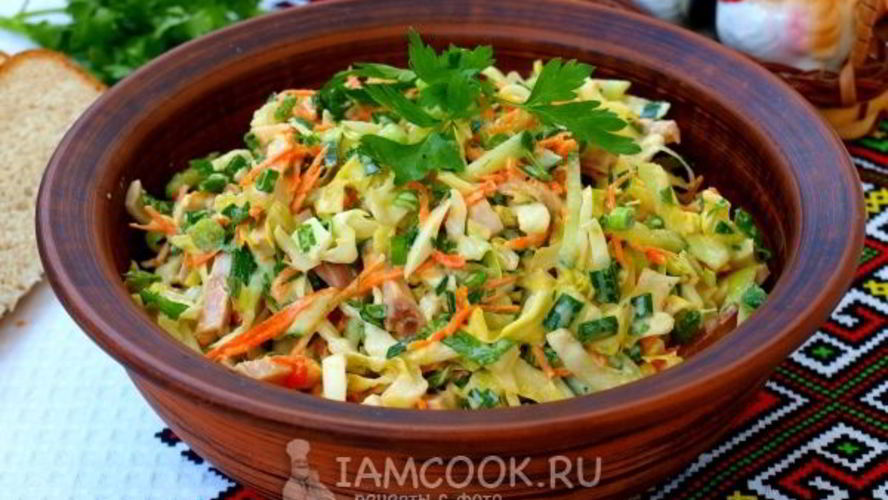 Рецепт салата из молодой капусты с грудинкой и корейской морковью