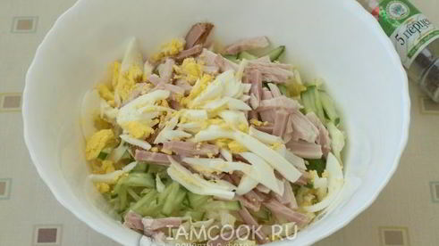 салат из молодой капусты с грудинкой и корейской морковью