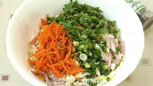 салат из молодой капусты с грудинкой и корейской морковью