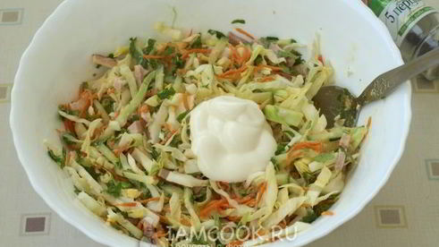 салат из молодой капусты с грудинкой и корейской морковью