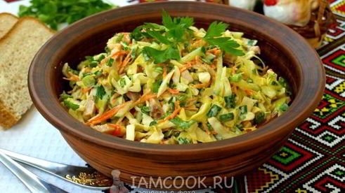 салат из молодой капусты с грудинкой и корейской морковью