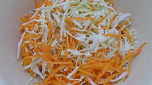 салат из моркови, капусты и яблока