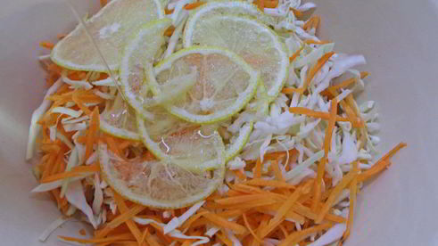 салат из моркови, капусты и яблока