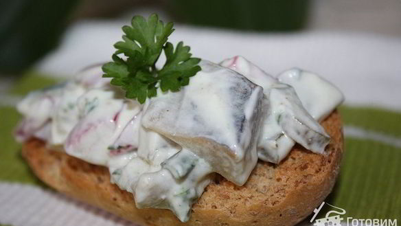 Рецепт Салата из селедки с редиской и солеными огурцами