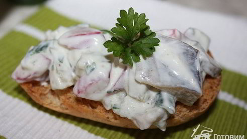 салат из селедки с редиской и солеными огурцами