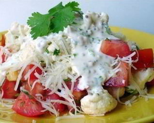 Салат из цветной капусты с помидорами и сыром под сметанным соусом