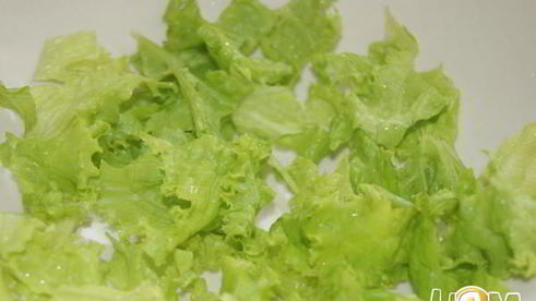 салат хрустящий с куриной грудкой