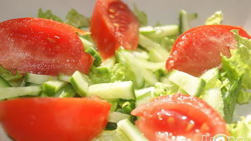 салат хрустящий с куриной грудкой