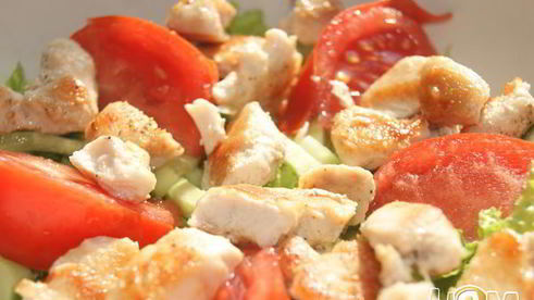 салат хрустящий с куриной грудкой