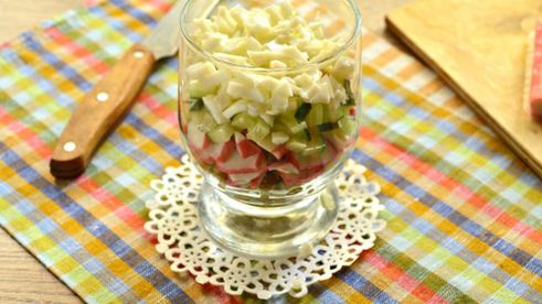 салат-коктейль с кальмарами