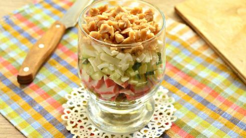 салат-коктейль с кальмарами