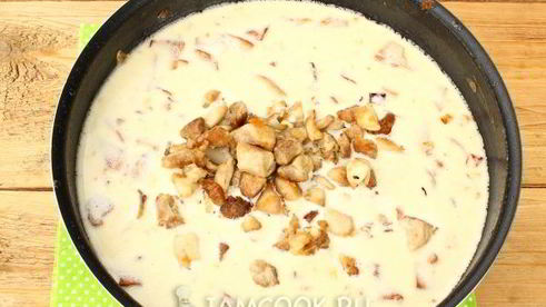 курица с лисичками, запеченная под шубой