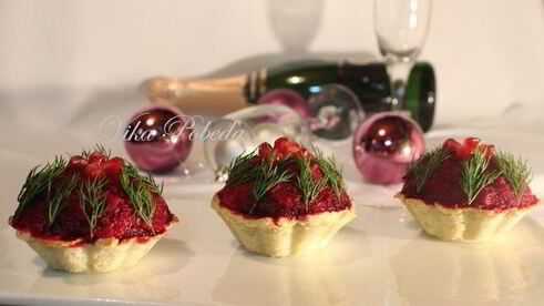 селедка под шубой в картофельных корзинках