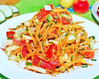 Салат помидор, морковь, яблоко