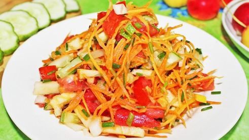 салат помидор, морковь, яблоко