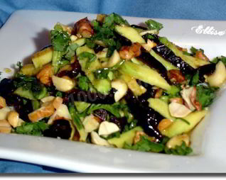 Салат постный с авокадо, черносливом, орехами