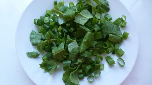 салат с ботвой редиски и зеленым луком