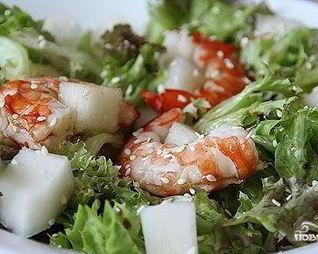 Салат с дыней и креветками