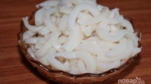 салат с кальмарами и красной икрой